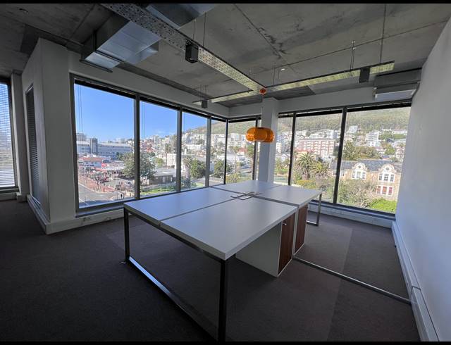 305M² OFFICE TO LET IN SEA POINT